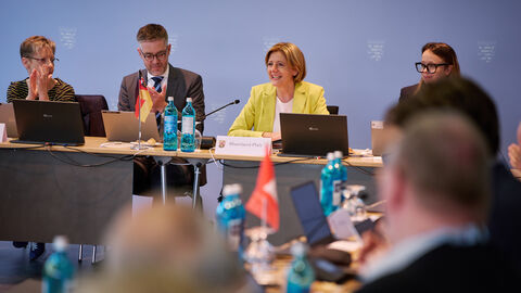 Malu Dreyer, Ministerpräsidentin von Rheinland-Pfalz, spricht am runden Tisch Malu Dreyer und weitere Teilnehmer sitzen am runden Tisch