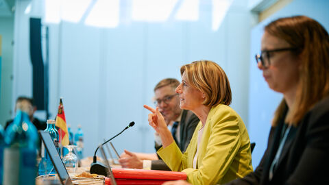 Malu Dreyer, Ministerpräsidentin von Rheinland-Pfalz, spricht am runden Tisch Malu Dreyer und weitere Teilnehmer sitzen am runden Tisch