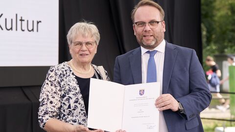 Übergabe Ehrenurkunde für Kunst und Kultur Minister Gremmels übergibt Luzine Happel die Ehrenurkunde für Kunst und Kultur.