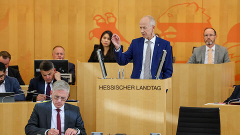 Regierungserklärung Bildungsminister Schwarz Armin Schwarz steht an Rednerpult im Hessischen Landtag.
