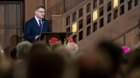 Ministerpräsident Boris Rhein spricht beim Festgottesdienst zum Wechsel an der Spitze der EKHN.