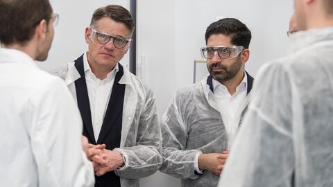 Auswärtige Kabinettssitzung beim Biotechnologie-Unternehmen BioSpring Ministerpräsident Boris Rhein (links) und der stellvertretende Regierungschef, Wirtschaftsminister Kaweh Mansoori (rechts), beim Biotechnologie-Unternehmen BioSpring, beide tragen Schutzbrille und -kittel.