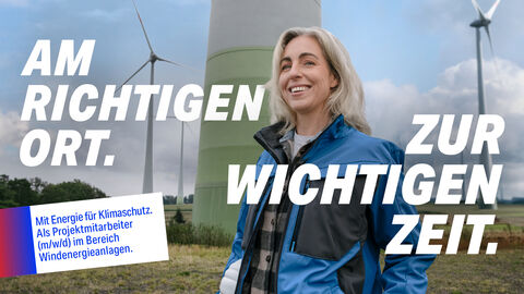 Ein junge Techikerin steht vor mehreren Windrädern. Text auf dem Bild: Am richtigen Ort. Zur wichtigen Zeit.