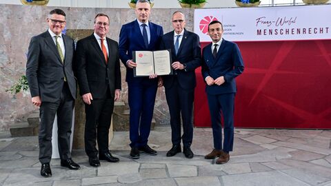 Ministerpräsident Boris Rhein gratuliert Dr. Vitali Klitschko zum Franz-Werfel-Menschenrechtspreis.