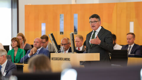 Mann hält Rede am Rednerpult. Auf dem Pult steht "Hessischer Landtag!