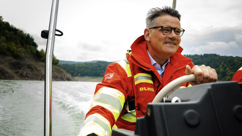 MP vor Ort Nordhessen Ein Mann fährt auf einem Boot.