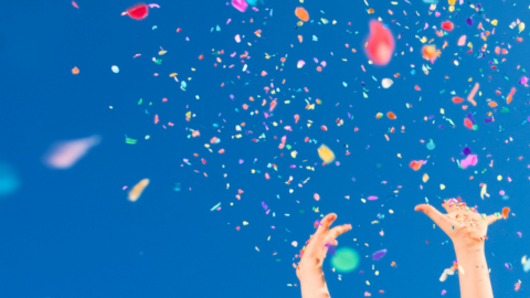 Konfetti so bunt wie die Sprachen in Europa. Buntes Konfetti vor blauem Himmel