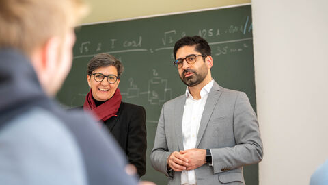 Wirtschaftsminister Kaweh Mansoori im Gespräch mit Schülern