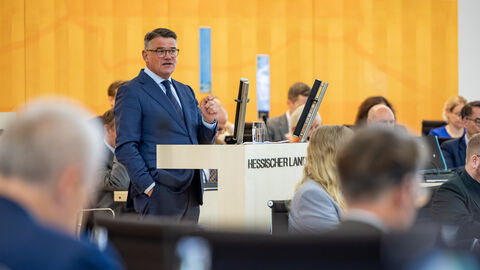 Boris Rhein am Rednerpult, das die Aufschrift "Hessischer" Landtag trägt - um ihn herum sitzen diverse Abgeordnete an ihren Plätzen