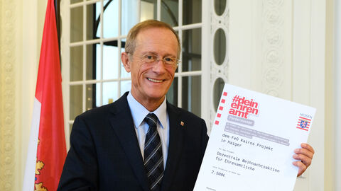 Axel Wintermeyer mit einem Förderbescheid