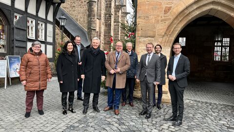 v.l.n.r.(u.a.): Heide Steiner, Vizepräsidentin Hessische Lehrkräfteakademie (2 v.l.), Dr. Manuel Lösel, Kultusstaatssekretär (3 v.l.), Stephan Paule, Bürgermeister Alsfeld (4 v.l.), Helmut Euler, Vorstandsvorsitzender VR Bank (5. v.l.), Dr. Jens Mischak, Erster Kreisbeigeordneter Wetteraukreis (6 v.l.), Michael Ruhl, CDU-Landtagsabgeordneter (8. v.l.))