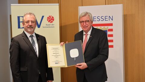 Ministerpräsident Bouffier bedankt sich für die Ehrenplakette des Bundes der Vertriebenen 2020