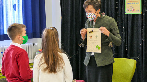 Europaministerin Lucia Puttrich mit Schülerinnen und Schülern der Josef-Moufang Schule in Nidda 