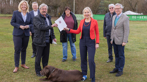 Digitalministerin Sinemus überreicht Förderbescheid an Vereinsvorsitzenden Bruno Wunderle.