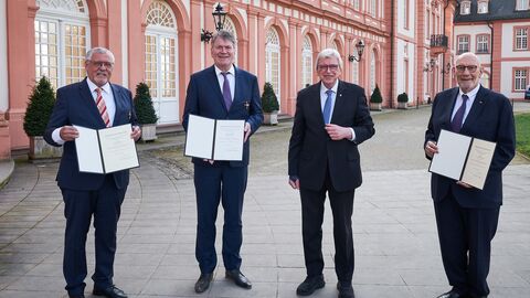 v.l.n.r.: Siegbert Ortmann, Prof. Dr. Heinz Hänel, Ministerpräsident Volker Bouffier, Claus-Friedrich Wisser