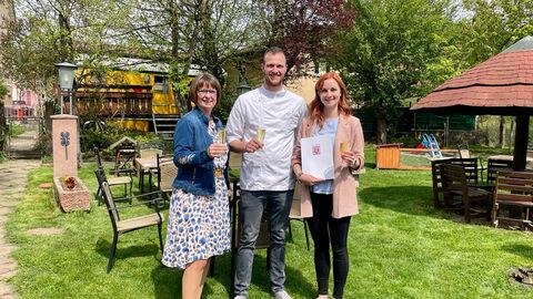 Priska Hinz übergibt einen Bescheid