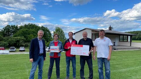 v.l.n.r.: Kultusstaatssekretär Dr. Manuel Lösel, Petra Führer, Felix Plescher (Abteilungsleiter Fußball TVD), Hans Noormann (1. Beigeordneter Gemeinde Langgöns), Henning Wenzel (1. Vorsitzender TVD)