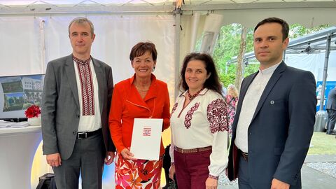 Der Verein auf dem Hessenfest, v.l.n.r.: Der Vorsitzende des Vereins, Stephan Rudzinskyy, Europaministerin Lucia Puttrich, die Direktorin der Samstagsschule Frau Roksolana Rakhletska und der Schatzmeister des Vereins, Herr Roman Rokytskyy Der Verein auf dem Hessenfest, v.l.n.r.: Der Vorsitzende des Vereins, Stephan Rudzinskyy, Europaministerin Lucia Puttrich, die Direktorin der Samstagsschule Frau Roksolana Rakhletska und der Schatzmeister des Vereins, Herr Roman Rokytskyy