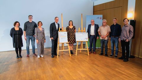 Staatsminister Axel Wintermeyer ehrt das Projekt „Jugendgerechte Städte und Gemeinden – jugendgerechter Landkreis Gießen“