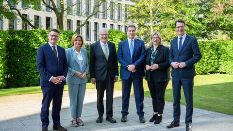 Die Ministerpräsidentinnen und Ministerpräsidenten von Hessen, Bayern, Rheinland-Pfalz, NRW, Baden-Württemberg und Saarland.