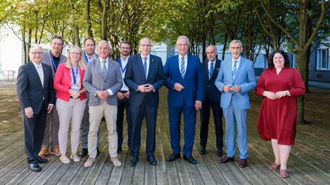 Die Innenminister der Union nebeneinander unter einem Baum aufgestellt