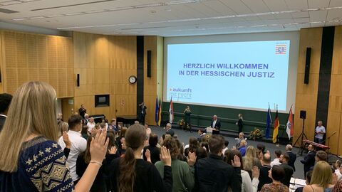 Justizminister Roman Poseck vereidigt Anwärterinnen und Anwärter des mittleren und gehobenen Justizdienstes 
