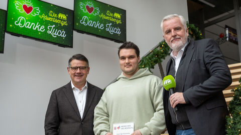 Ministerpräsident Boris Rhein, Luca Luigi Pasqualotto und HIT RADIO FFH Geschäftsführer Marco Maier lächeln in die Kamera.