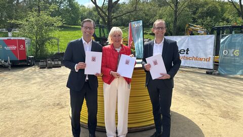 Digitalministerin Prof. Dr. Kristina Sinemus mit Michael Jungwirth und Stefan Rüter bei der Unterzeichnung der Einzelvereinbarung