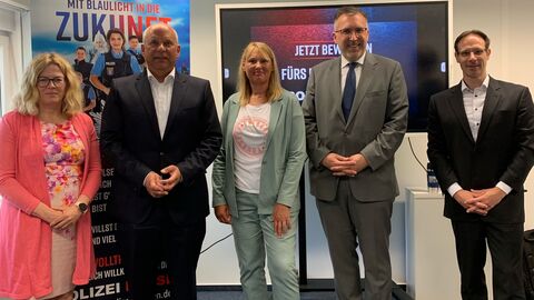 Innenminister Poseck zu Besuch bei der HöMS Alexandra Schäfers-Vogel (Kanzlerin der HöMS), Innenminister Roman Poseck, Elke Bruns (kommissarische Vizepräsidentin für polizeiliche Aufgaben), Dr. Walter Seubert (Präsident der HöMS) und Herr Prof. Dr. Göbel (Vizepräsident für Forschung und Transfer) blicken in Kamera