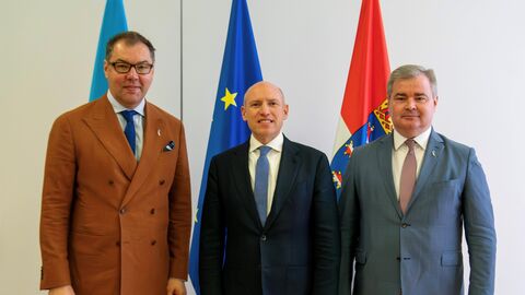 Europaminister Manfred Pentz mit dem Botschafter (links) und dem Generalkonsul der Ukraine. 