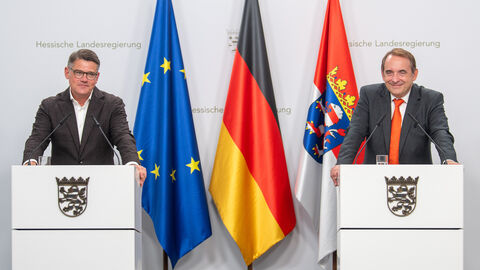 Ministerpräsident Boris Rhein und Finanzminister Professor Dr. R. Alexander Lorz Ministerpräsident Boris Rhein und Finanzminister Professor Dr. R. Alexander Lorz stehen hinter einem Rednerpult.