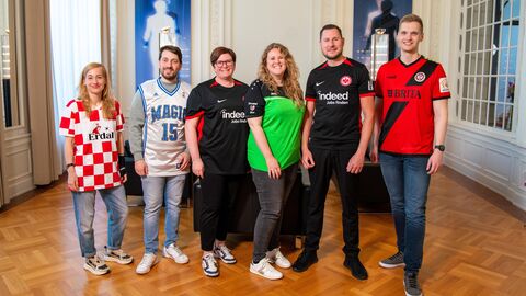 Eine Gruppe Menschen in sportlicher Kleidung