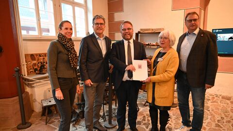 Minister Gremmels überreicht den Mitgliedern des Arbeitskreises des Museums Reichelsheim die Urkunde "Museum des Monats".