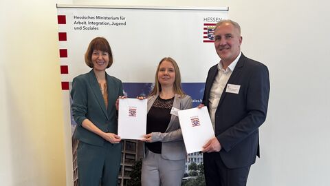 Sozialministerin Hofmann mit weiteren Personen bei der Bescheidübergabe für das Kompetenzzentrum.