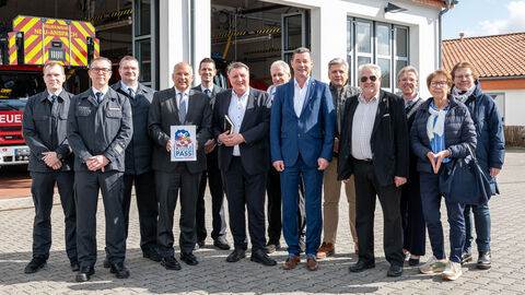 Innenminister Roman Poseck gemeinsam mit weiteren Personen vor einer Feuerwache bei der Vorstellung von "KOMPASS Resilienz"